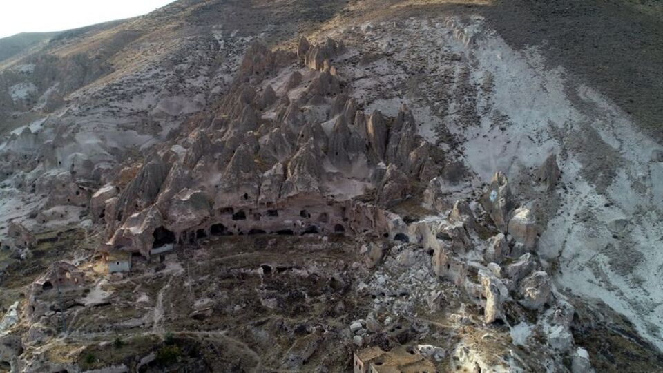 Kayadan oyma cami kaderine terk edildi