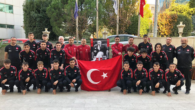 Milli futbolcular Atatürk'ü andı