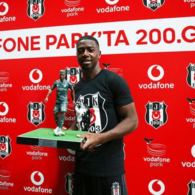 Diaby'ye maçtan önce plaket verildi