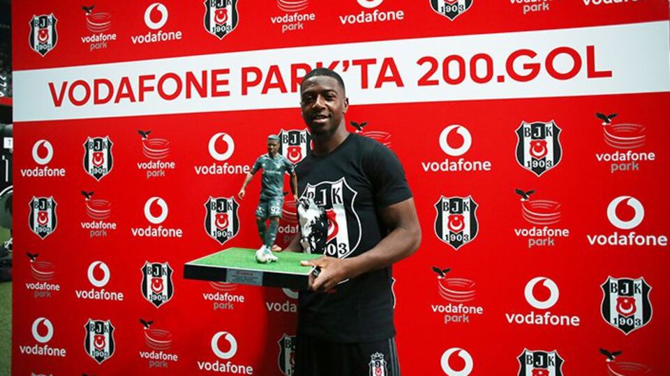 Diaby'ye maçtan önce plaket verildi