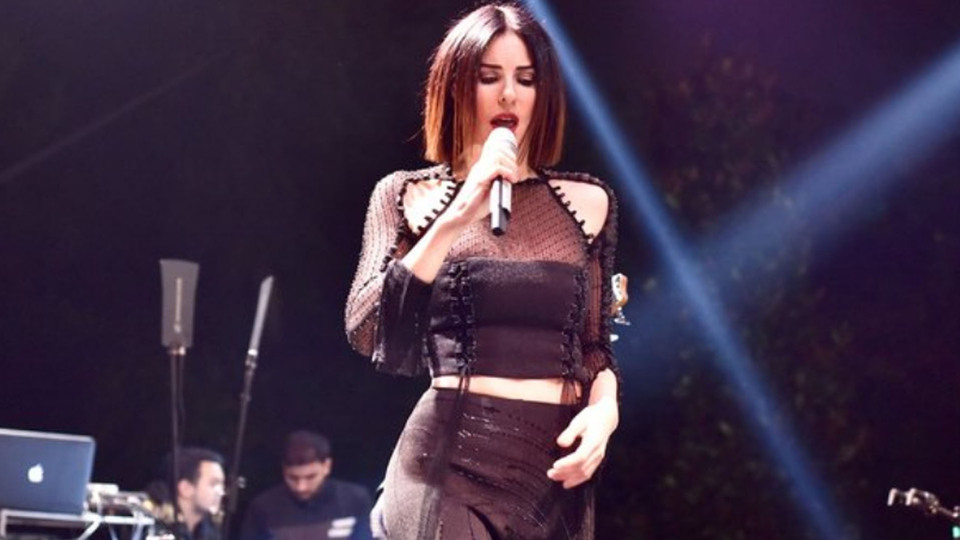 Defne Samyeli single çıkartıyor