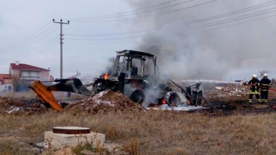 Doğal gaz borusu patladı, iş makinesi yandı