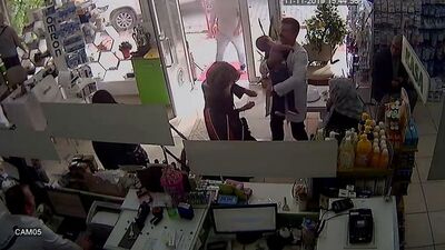 Şişe kapağını yutan çocuğu eczacı kurtardı!