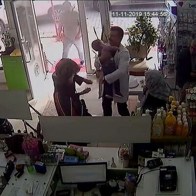 Şişe kapağını yutan çocuğu eczacı kurtardı!