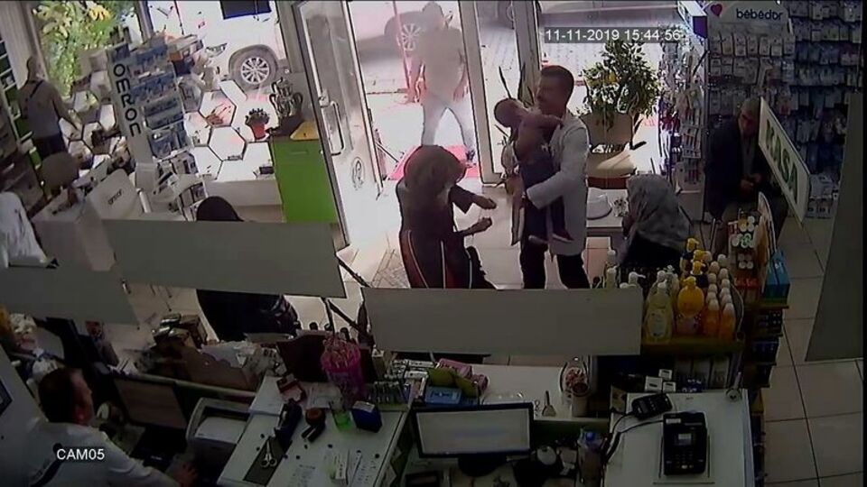 Şişe kapağını yutan çocuğu eczacı kurtardı!