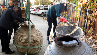Tarla sürerken pulluğuna takıldı