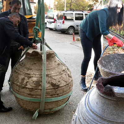Tarla sürerken pulluğuna takıldı