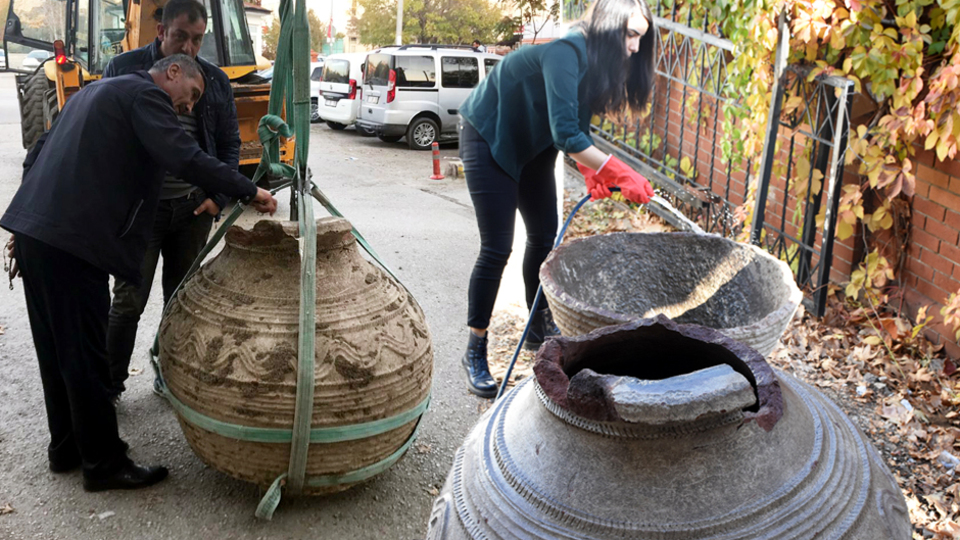 Tarla sürerken pulluğuna takıldı