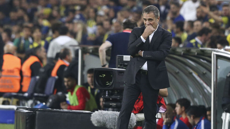 Ersun Yanal, gözünden ameliyat oldu