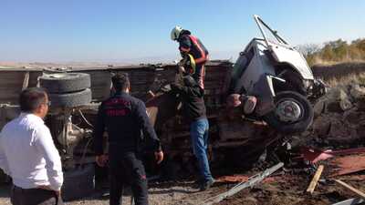 Gübre yüklü kamyon devrildi: 1 ölü, 1 yaralı