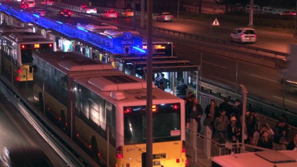 Metrobüs yolundan kaçışı polis engelleyemedi