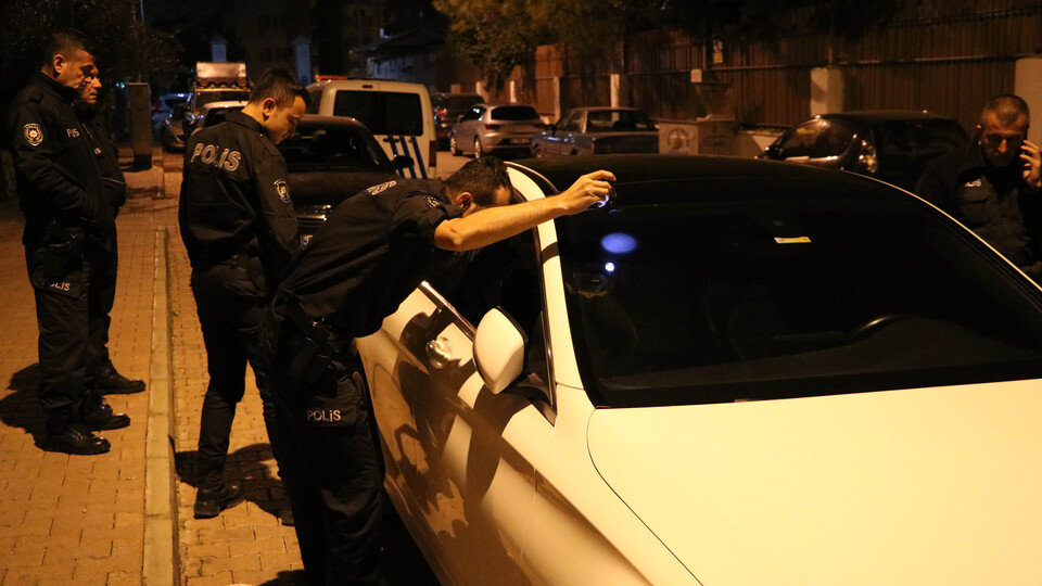 Otomobilini çalan kişinin kimliğini öğrenince isyan etti