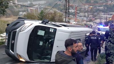 Öğrenci servisi devrildi! Yaralılar var