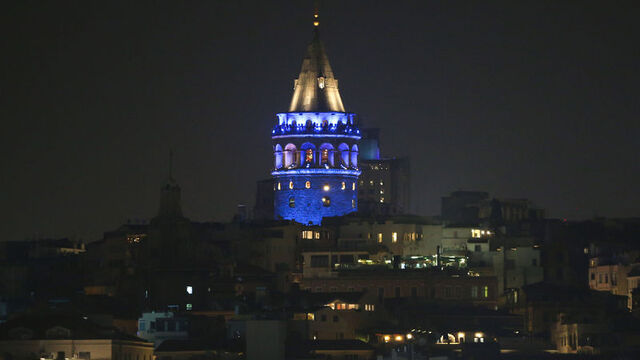 Galata Kulesi maviye büründü