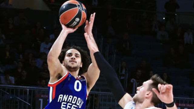 Anadolu Efes, Zenit'i yıktı