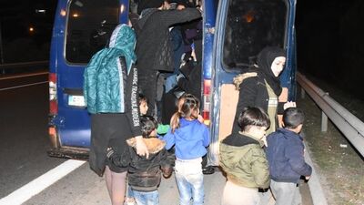 "Dur" ihtarına uymayan minibüsten 30 kaçak göçmen çıktı