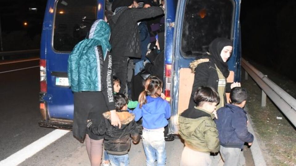 "Dur" ihtarına uymayan minibüsten 30 kaçak göçmen çıktı