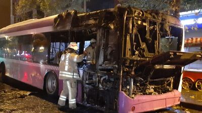 Park halindeki belediye otobüsü alev alev yandı