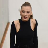 Elbisesi servet değerinde