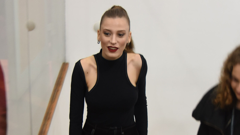 Elbisesi servet değerinde