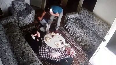 Bakıcı dehşeti! Dişini kırdı