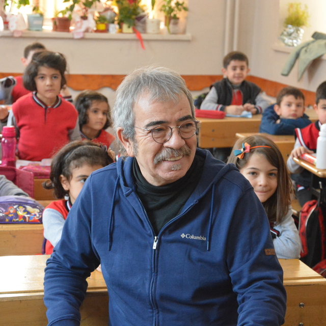 İlkokulunu ziyaret etti
