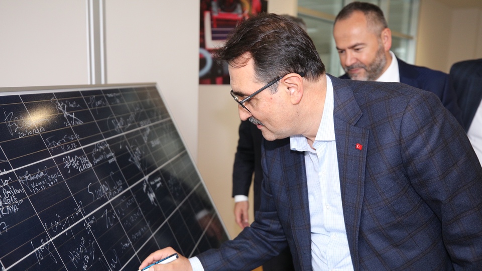 Bakan Dönmez: Türkiye yenilenebilir enerjide merkez olacak