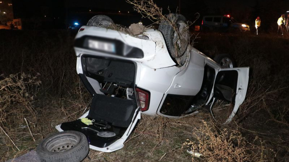 Virajı alamayan otomobil devrildi