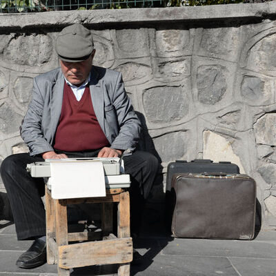 Arzuhalcilik yaparak 8 çocuğunu okutup evlendirdi!