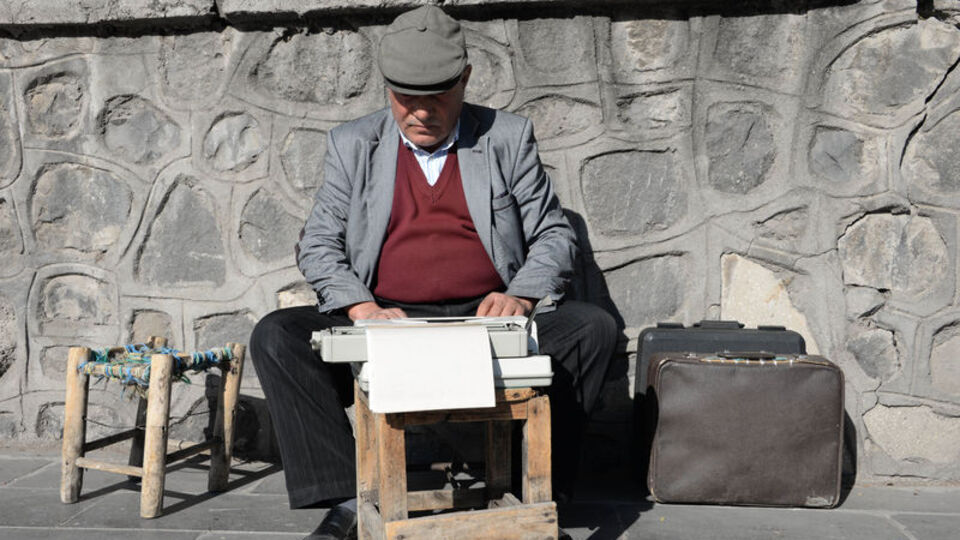 Arzuhalcilik yaparak 8 çocuğunu okutup evlendirdi!