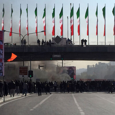 İran'daki gösterilerde bir polis öldürüldü!