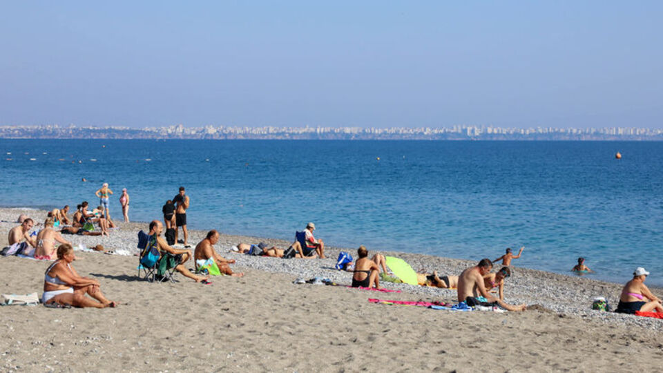 Antalya'da sahiller hala dolu!