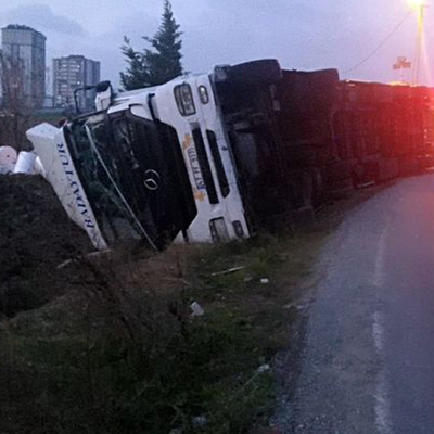 Bisiklete binerken üzerine TIR devrildi!