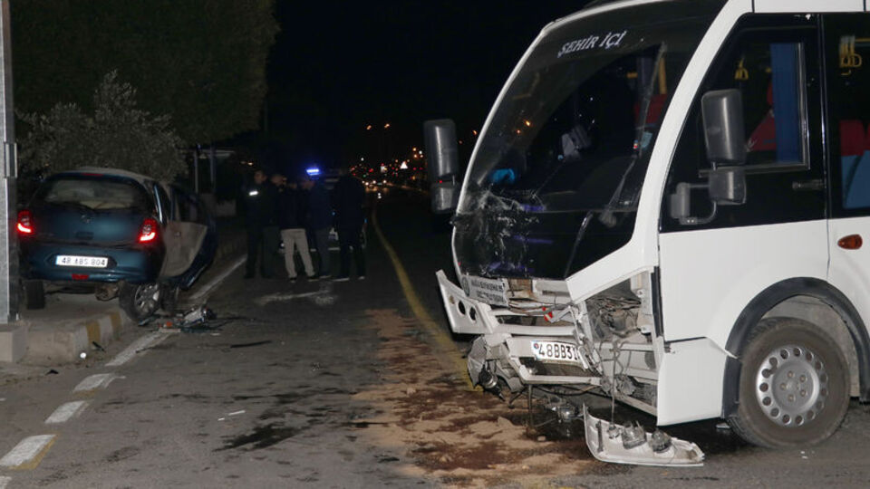 Fethiye'de feci kaza...Minibüsün sürücüsü direksiyon koltuğundan böyle fırladı