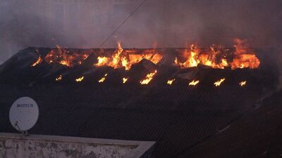 İş merkezinin çatısı alev alev yandı