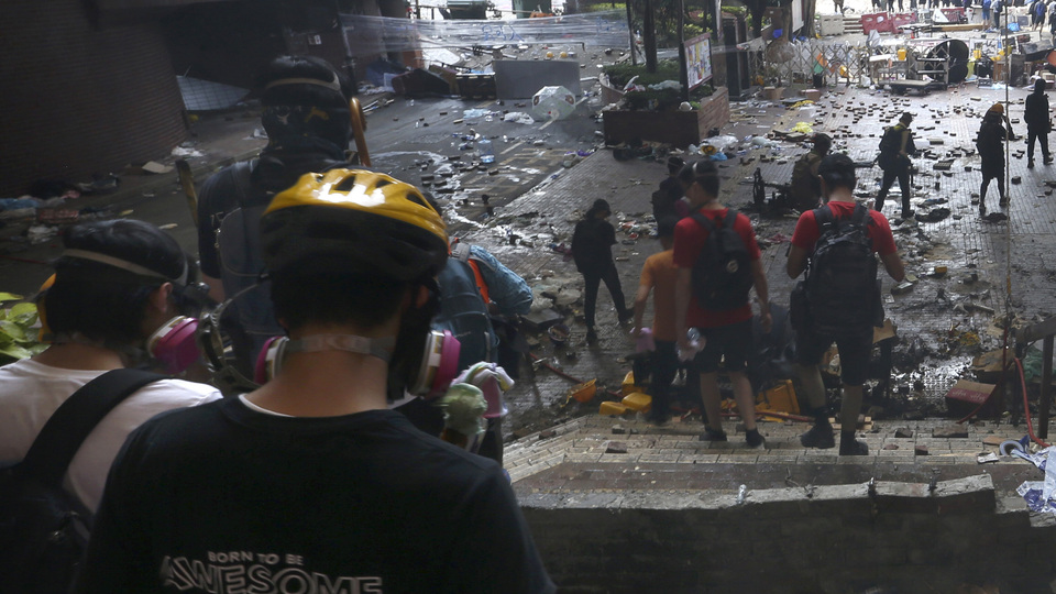 Üniversite kuşatması sürüyor