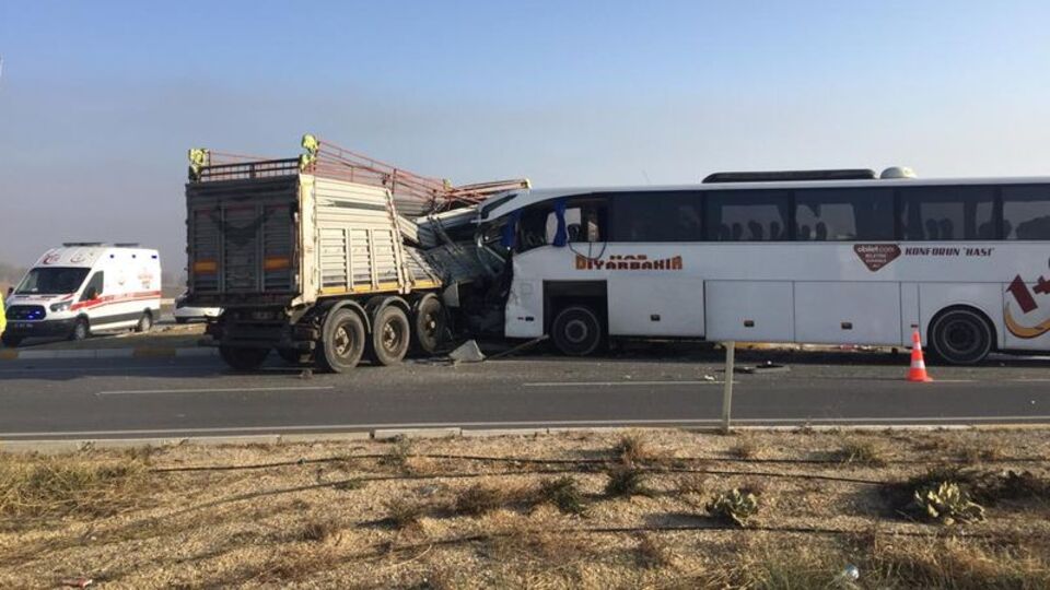 Yolcu otobüsüyle TIR çarpıştı: 2 ölü, 21 yaralı