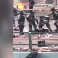 Hong Kong polisi eylemcinin kafasına bastı