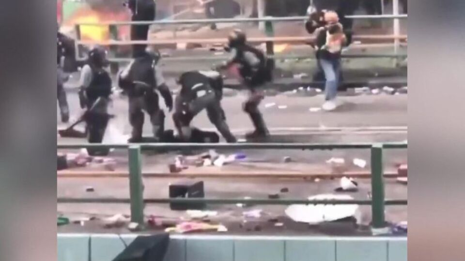 Hong Kong polisi eylemcinin kafasına bastı