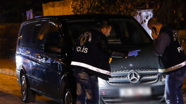 İstanbul'da EYP atılan minibüs yandı