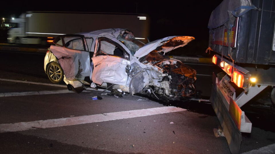 Konya'da TIR otomobille çarpıştı!