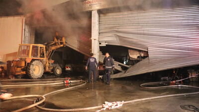 Tamirhanede çıkan yangın 13 aracı küle çevirdi