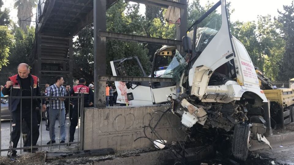 Feci kaza! Vinçte sıkıştılar