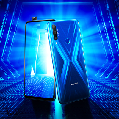 'Selfie' kamerasını gizledi