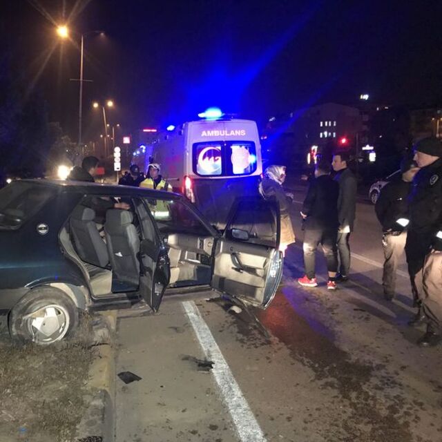 Karabük'te iki otomobil çapıştı: 4 yaralı
