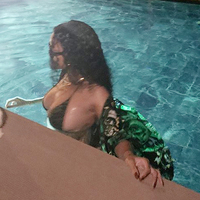 Gece yarısı havuza girdi