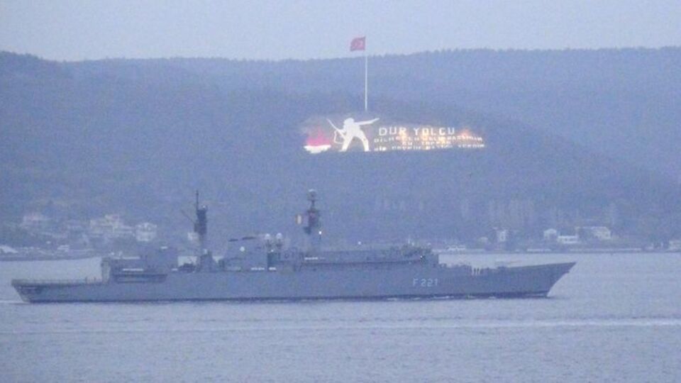 Boğazın en zor noktasından geçti