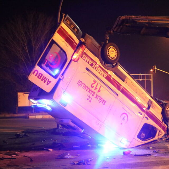 Hasta taşıyan ambulans otomobil ile çarpıştı!