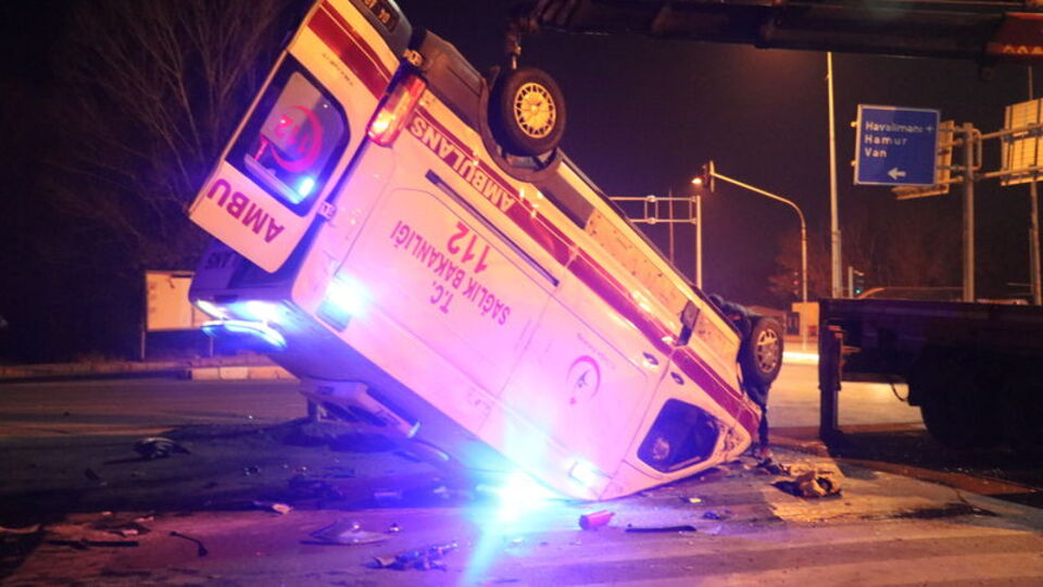 Hasta taşıyan ambulans otomobil ile çarpıştı!