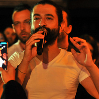 Şarkılarını sevenleriyle seslendirdi